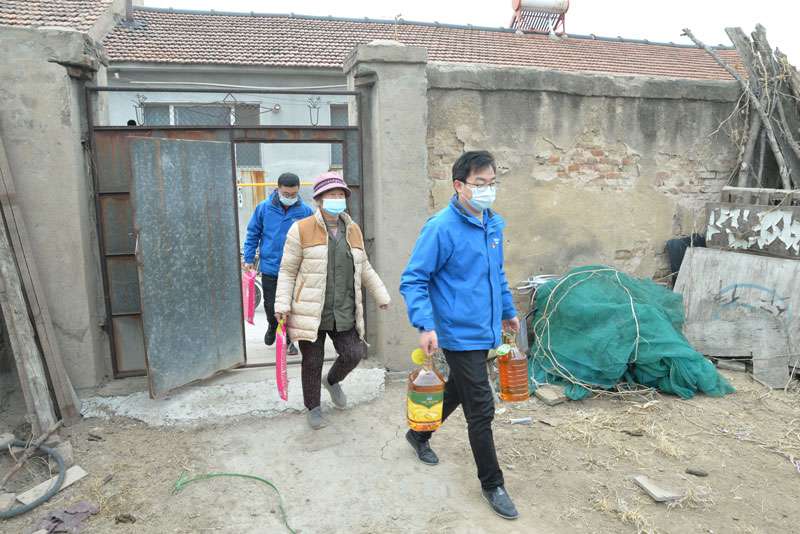 華全動(dòng)力黨支部一行向困難群眾送去花生油、大米和美酒禮盒等禮品