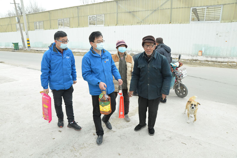 華全動(dòng)力黨支部一行向困難群眾送去花生油、大米和美酒禮盒等禮品